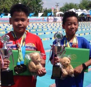 ความยินดีกับนักกีฬาว่ายน้ำได้รับรางวัลการแข่งขันพระยาพิชัยแชมป์เปี้ยนชิพ