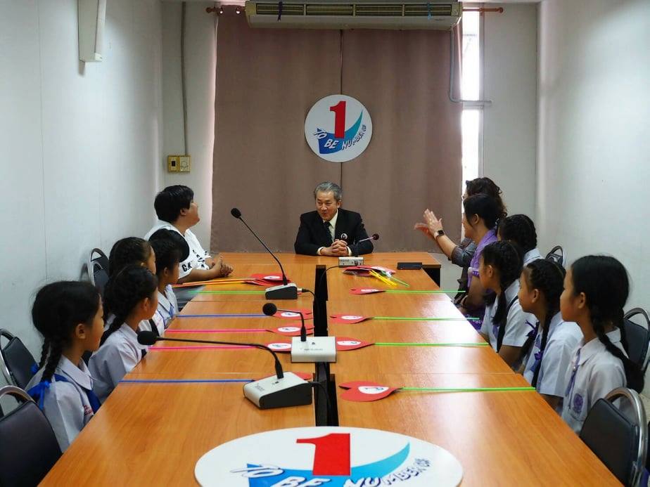 นายแพทย์จตุชัย มณีรัตน์ นายแพทย์สาธารณสุข จังหวัดเชียงใหม่ และทีมงาน To be number one ให้กำลังใจนักเรียน และร่วมสนับสนุนงบประมาณ