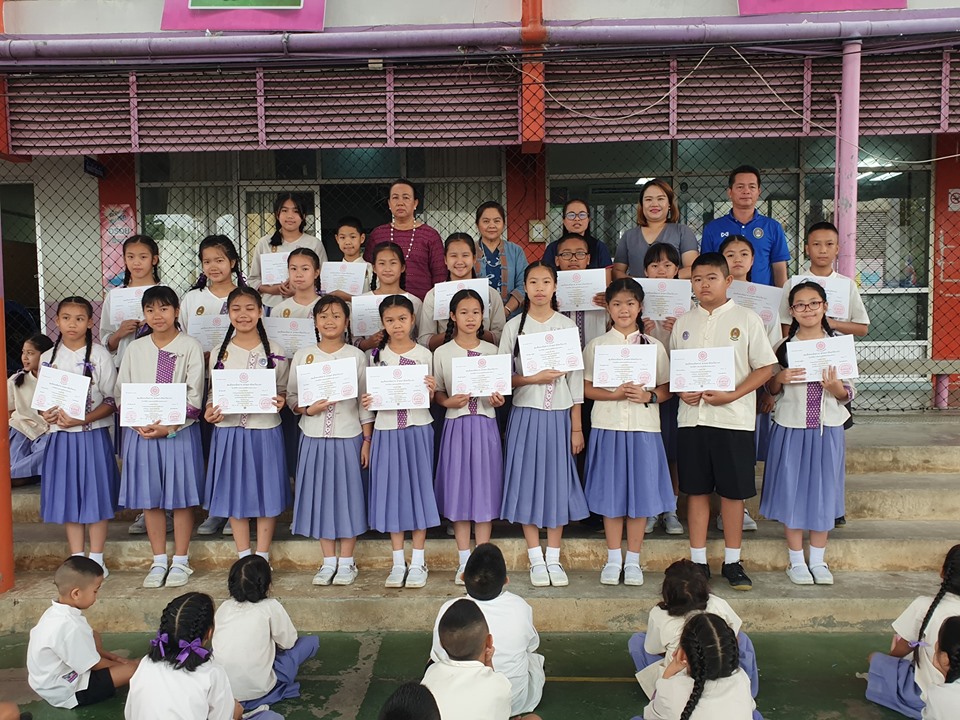 นักเรียนเข้ารับเกียรติบัตรการแข่งขันรายการต่างๆ