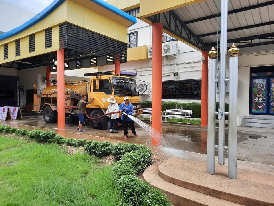 การฉีดพ่นหมอกควันกันยุงเพื่อป้องกันโรคไข้เลือดออกและทำความสะอาดพื้นด้วยน้ำยาฆ่าเชื้อป้องกันโรคโควิด 19