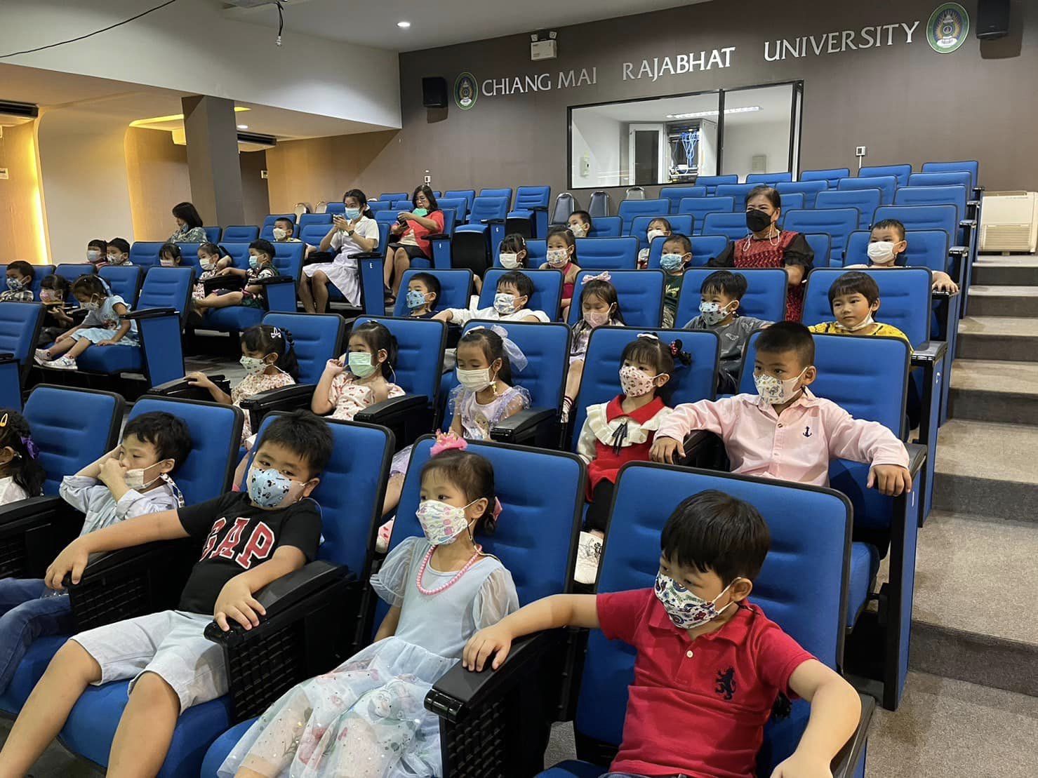 เรียนรู้วิธีการปฏิบัติตนขณะดูหนังในโรงภาพยนตร์ 